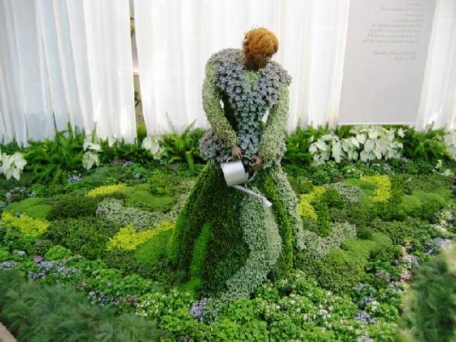 topiary gardener